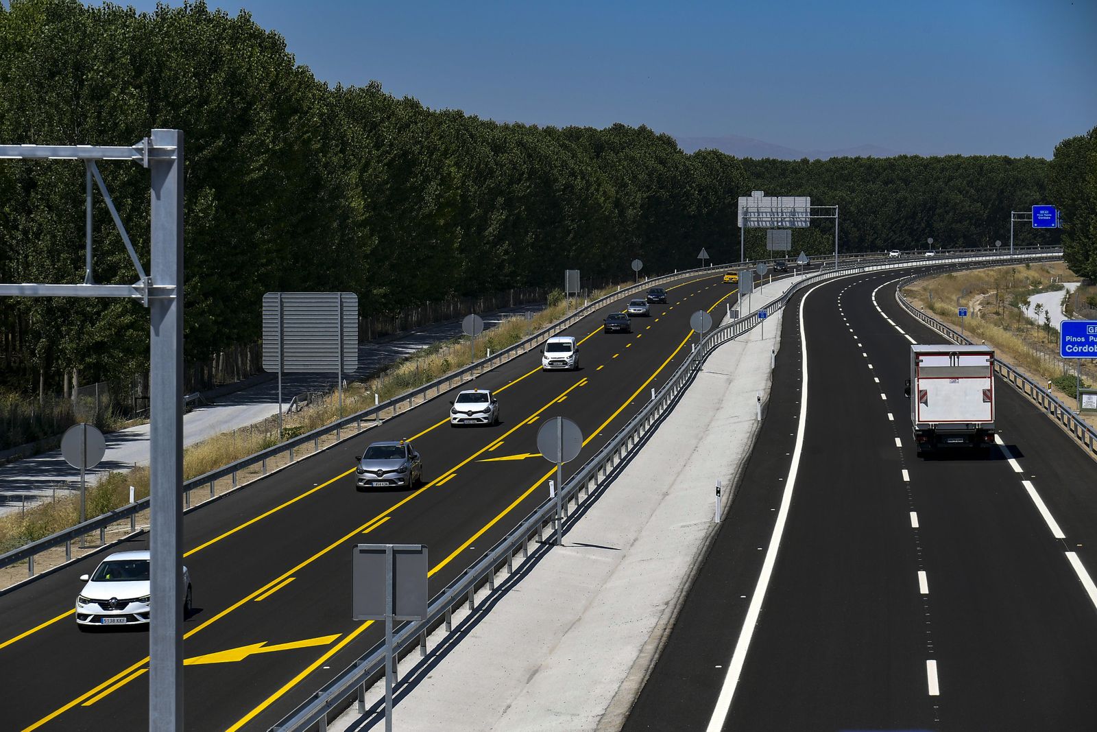 Fotos: ya circulan los primeros vehículos por la nueva autovía GR-43 de Granada