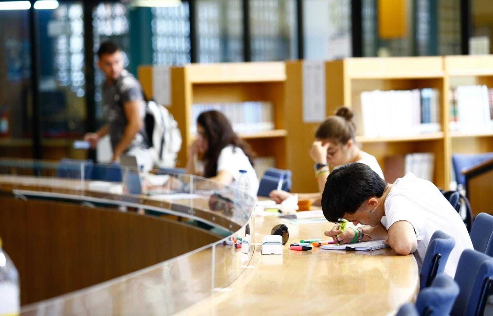 Estudiantes en una de las bibliotecas de la UMA.