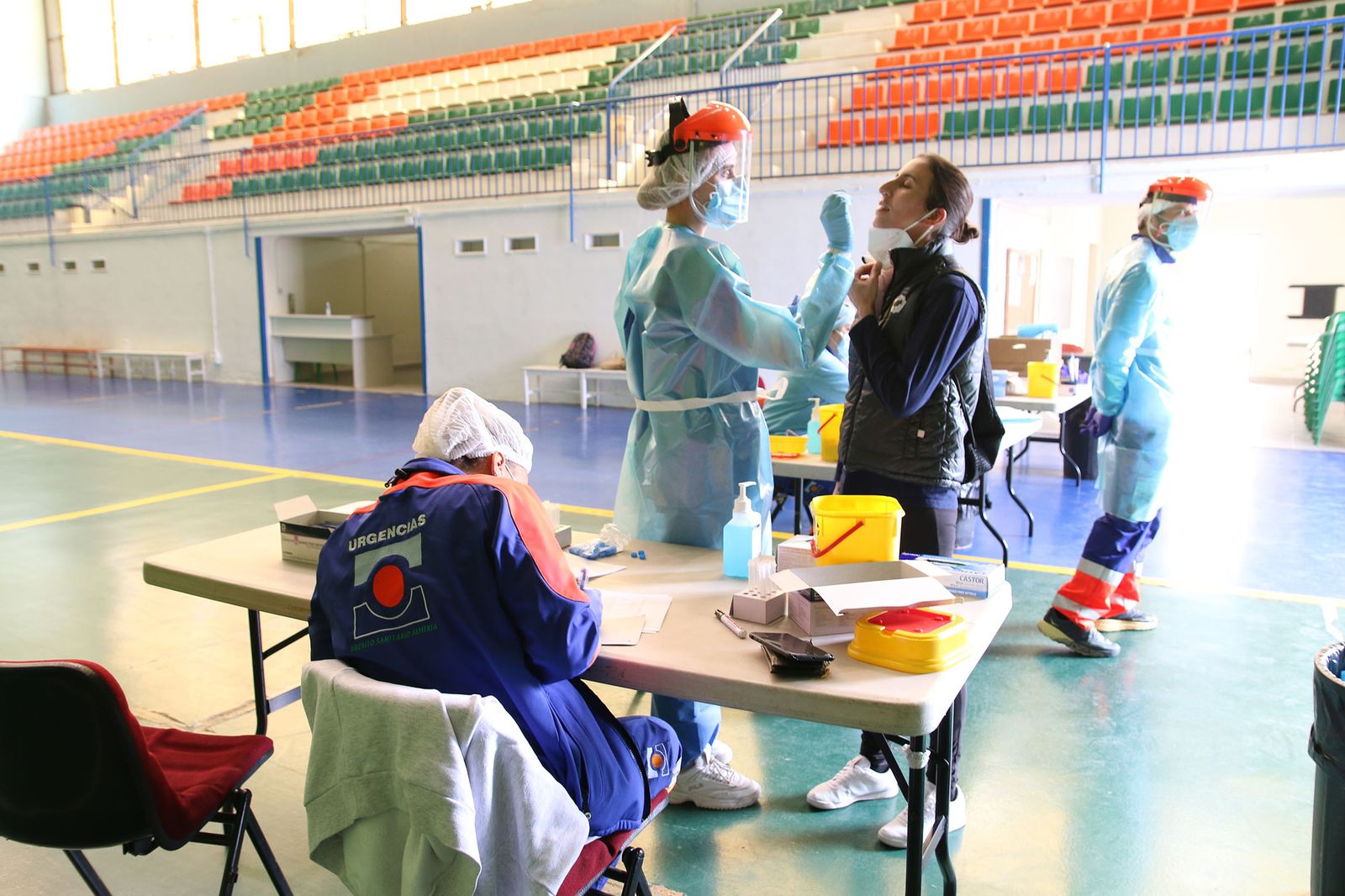 Un vecino de Gádor se somete a las pruebas PCR en el cribado masivo de hace unas semanas