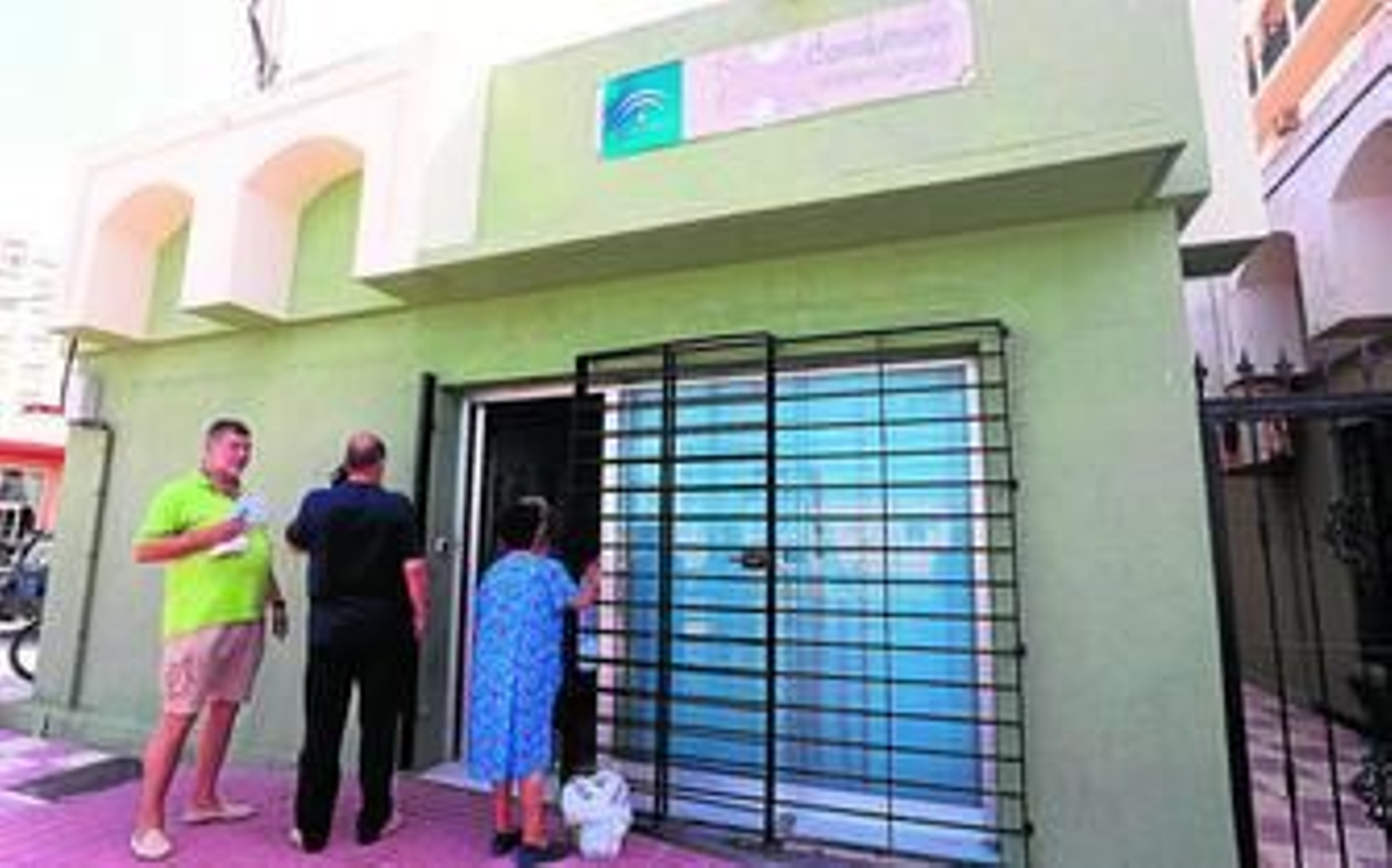 En estos días es habitual ver gente a las puertas del consultorio, ubicado en el paseo marítimo, esperando su turno.