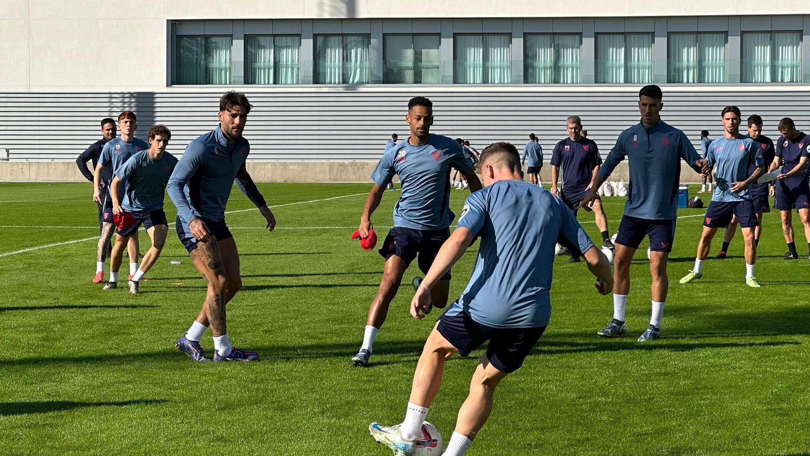 Sow, Gudelj y Pedro Ortiz, durante el entrenamiento del Sevilla.