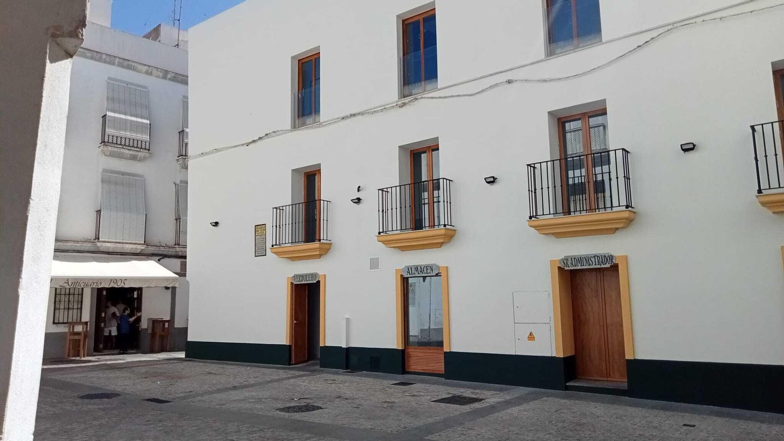 Imagen de la renovada fachada de la Taberna El tío de la tiza