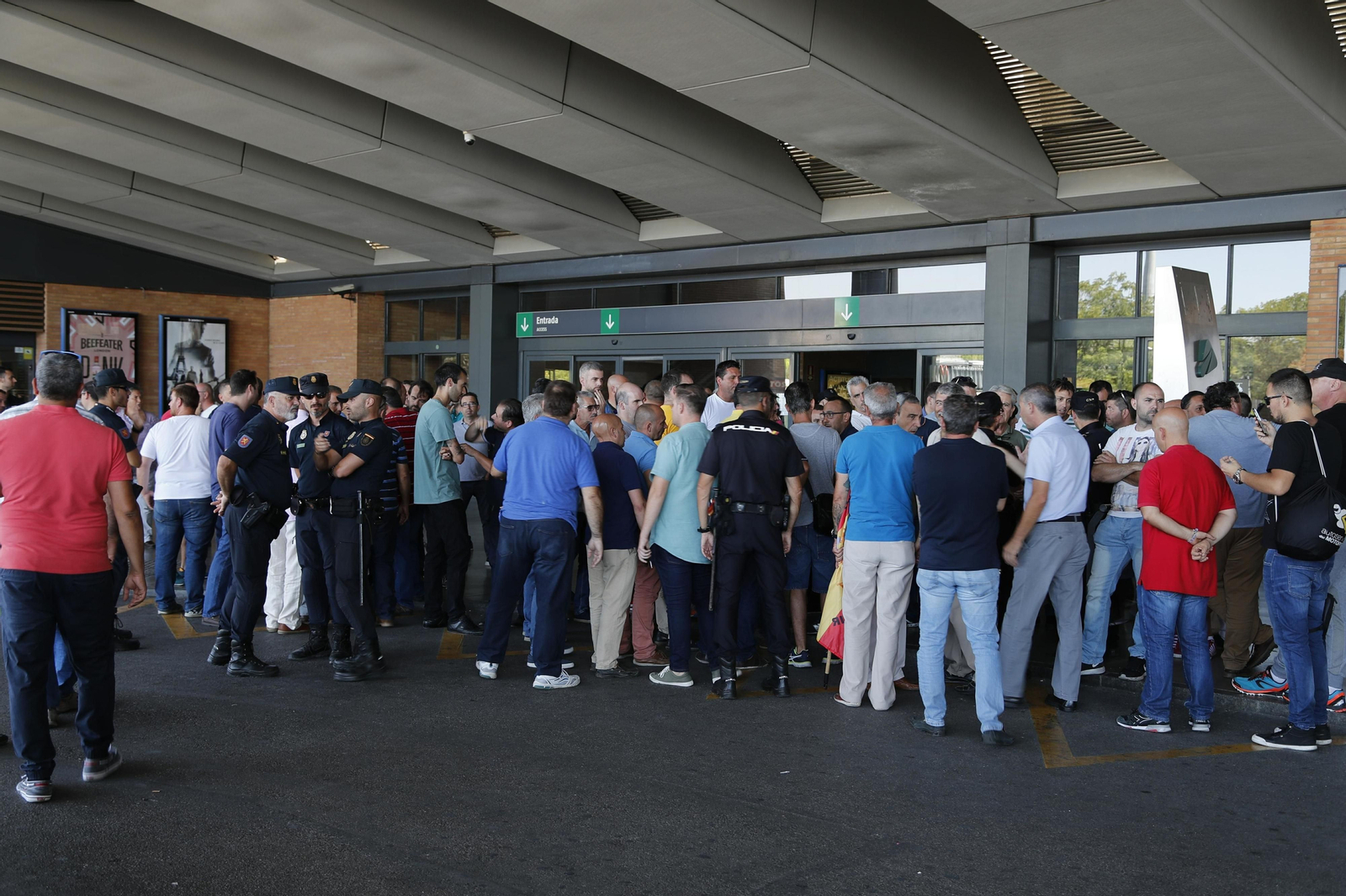 Imágenes de la asamblea de los taxistas de Sevilla en Santa Justa