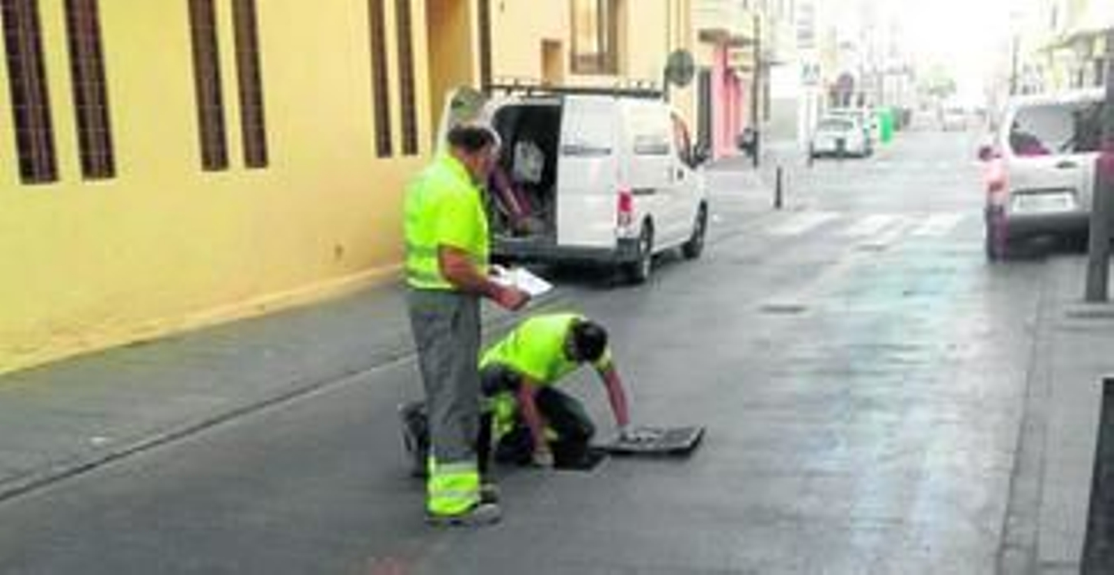 Los trabajos de limpieza de imbornales y de la red de alcantarillado los ejecuta la empresa concesionaria Hidralia.