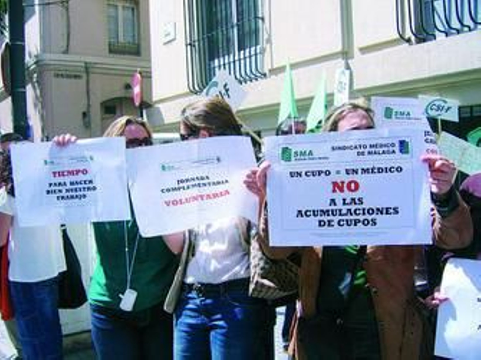 Protesta de médicos y enfermeros, ayer, ante la Delegación de Salud.