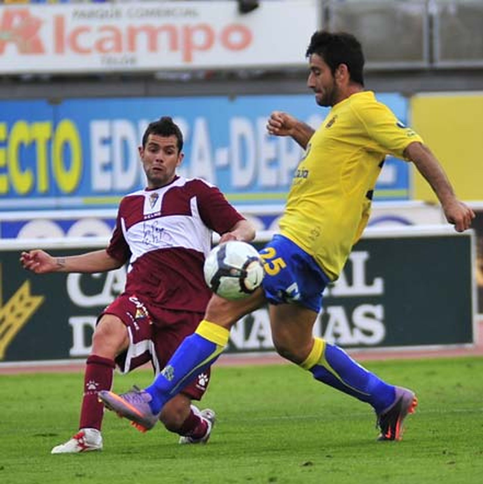 La UD Las Palmas y el Cádiz firmaron tablas en un discreto partido (1-1) que deja a los de Víctor Espárrago en puestos de descenso

Foto: LOF