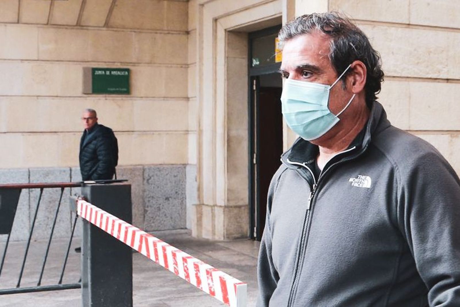 Rafael Pineda, ex jefe de gabinete del Delegado del Gobierno en Andalucía, sale del juzgado de Guardia tras quedar en libertad.