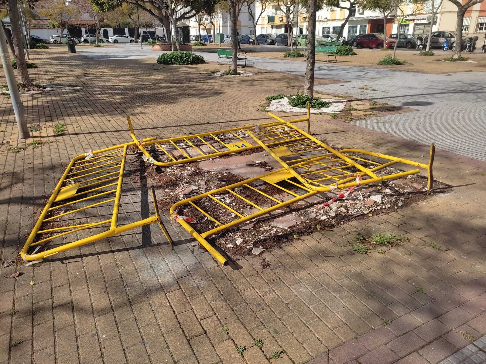 Los vecinos piden la retirada del suelo y del vallado que delimita el lugar ocupado por el antiguo kiosco .