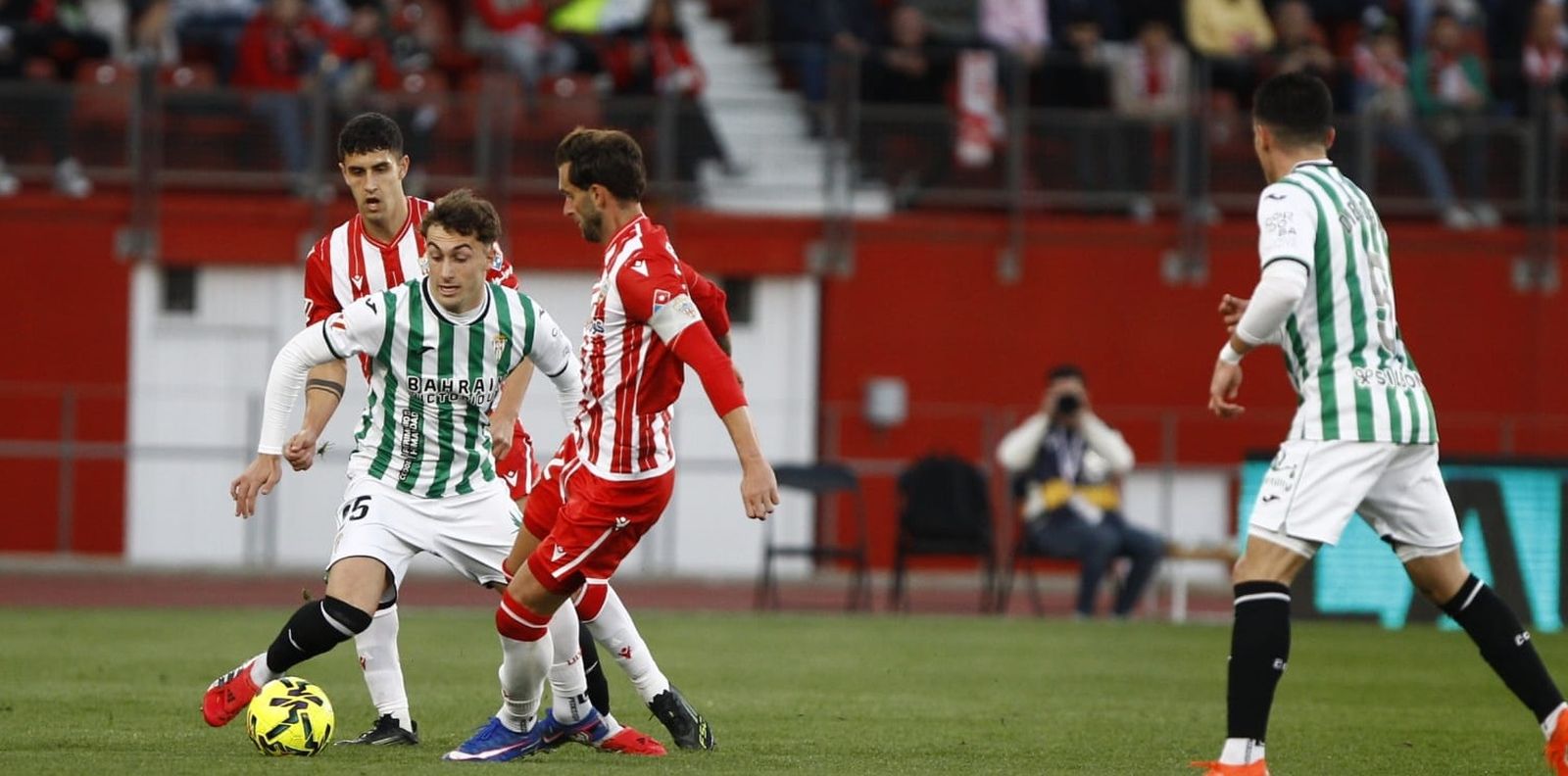 Mikel Goti pugna con Leo Baptistao por el control del balón.
