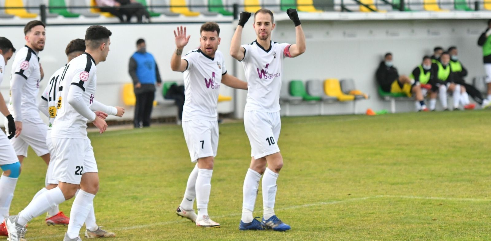 Valentín celebra el gol que abrió la victoria del Pozoblanco ante el Rota.