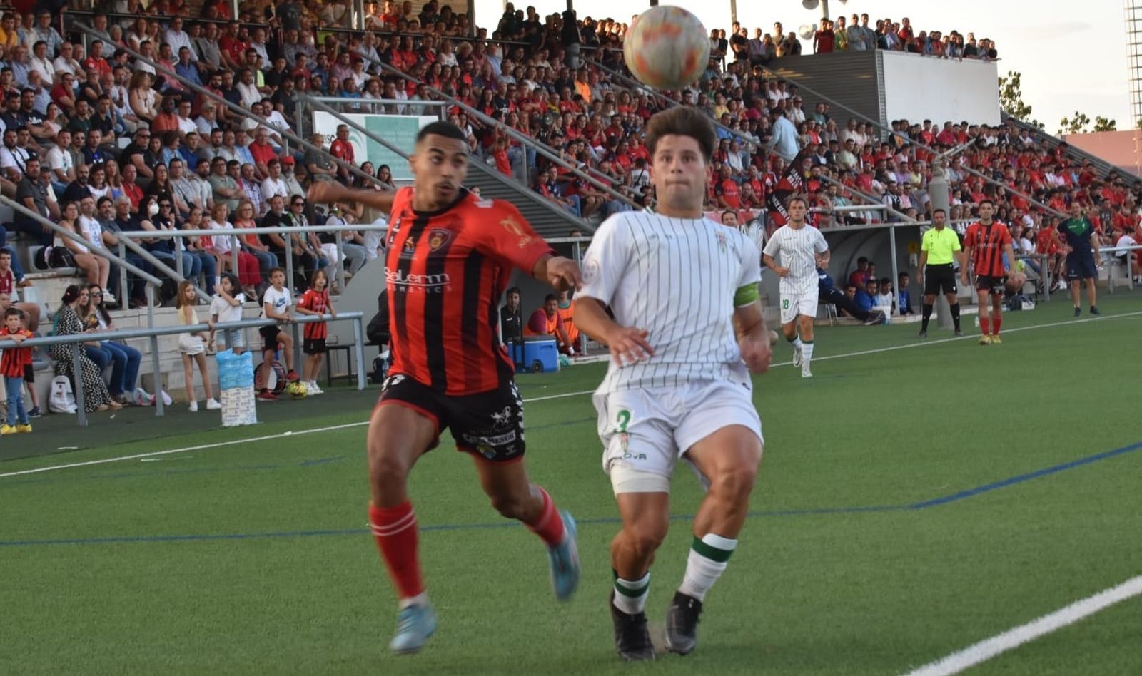 El blanquiverde Manolillo y el rojinegro Amin pugnan durante la cita del pasado domingo.