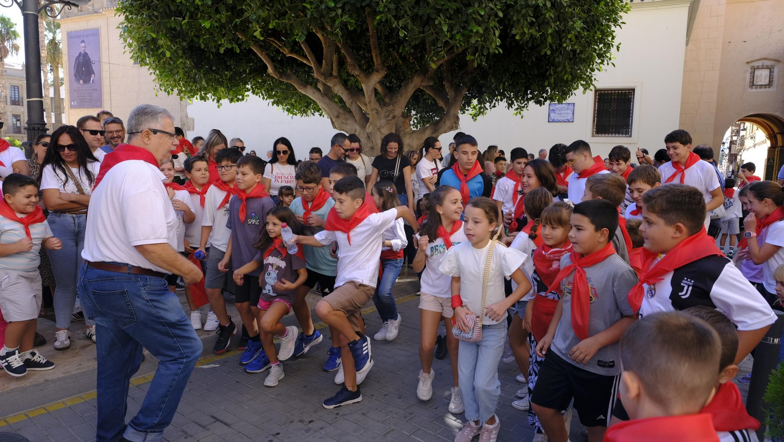 Encierro infantil y gigantes y cabezudos en las Fiestas de Huércal Overa, en imágenes