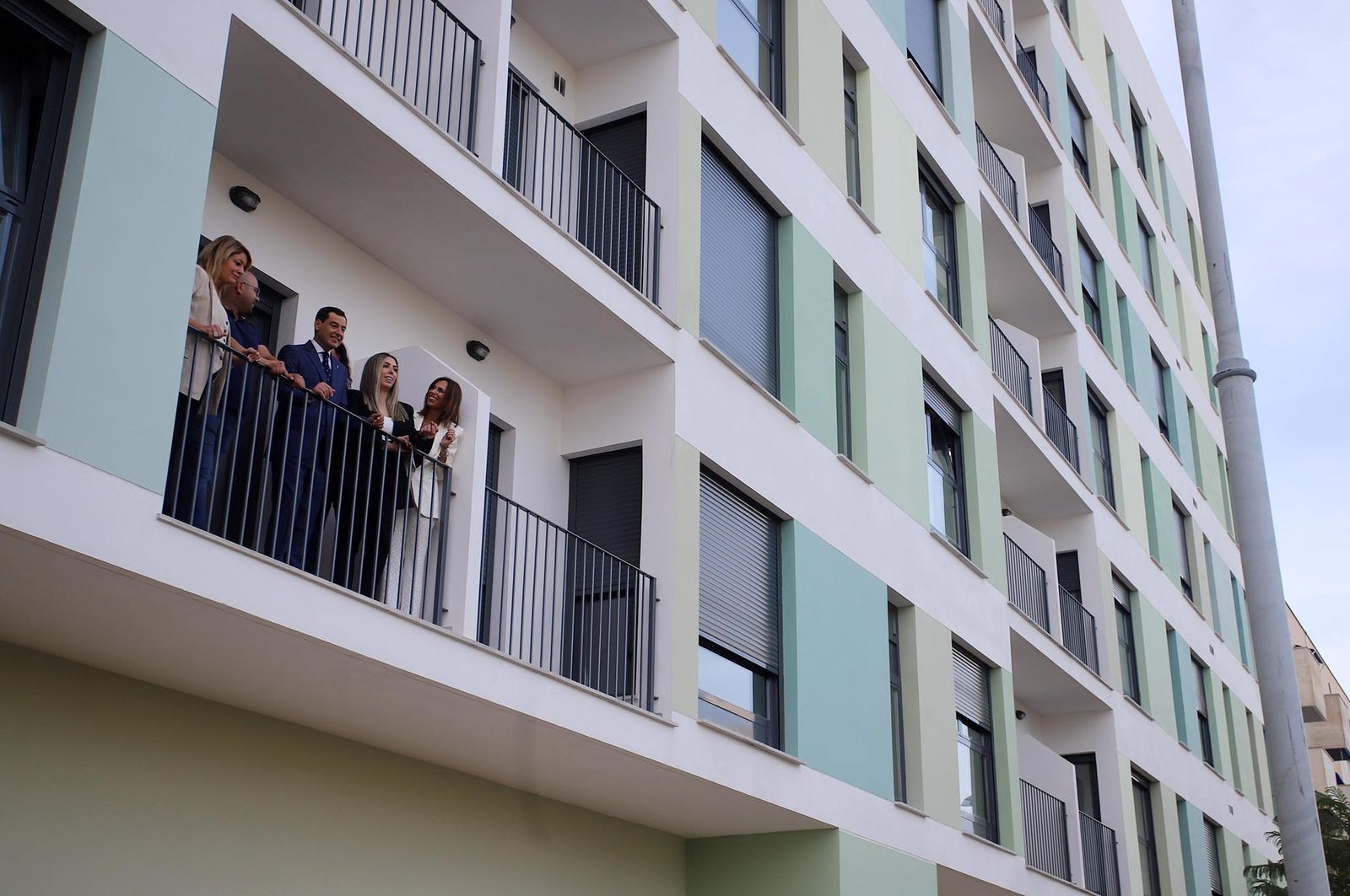 Imágenes de la visita de Juanma Moreno a la promoción de viviendas "Pescadería" en Huelva