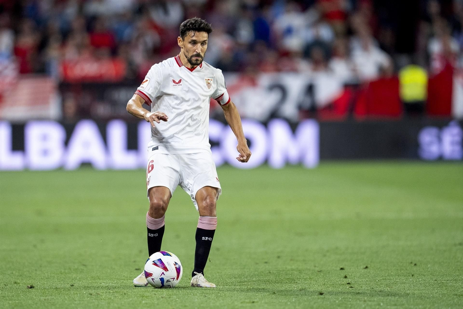 Jesús Navas conduce el balón en un partido con el Sevilla
