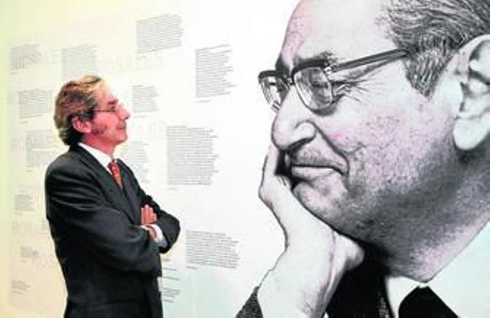 Luis Rosales Fouz observa una imagen de su padre en la Biblioteca de Andalucía.