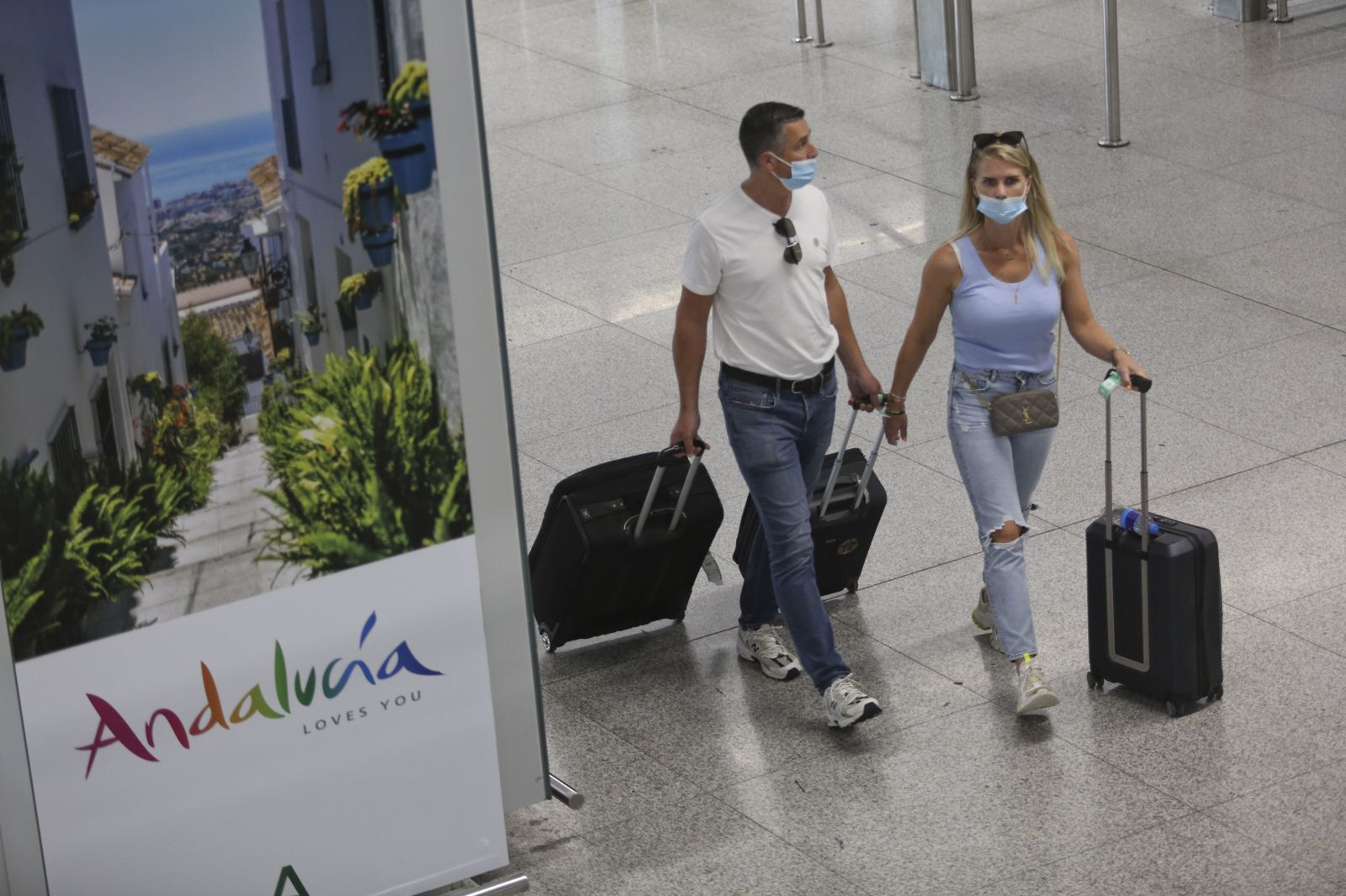 La llegada de los turistas al aeropuerto de Málaga, en fotos