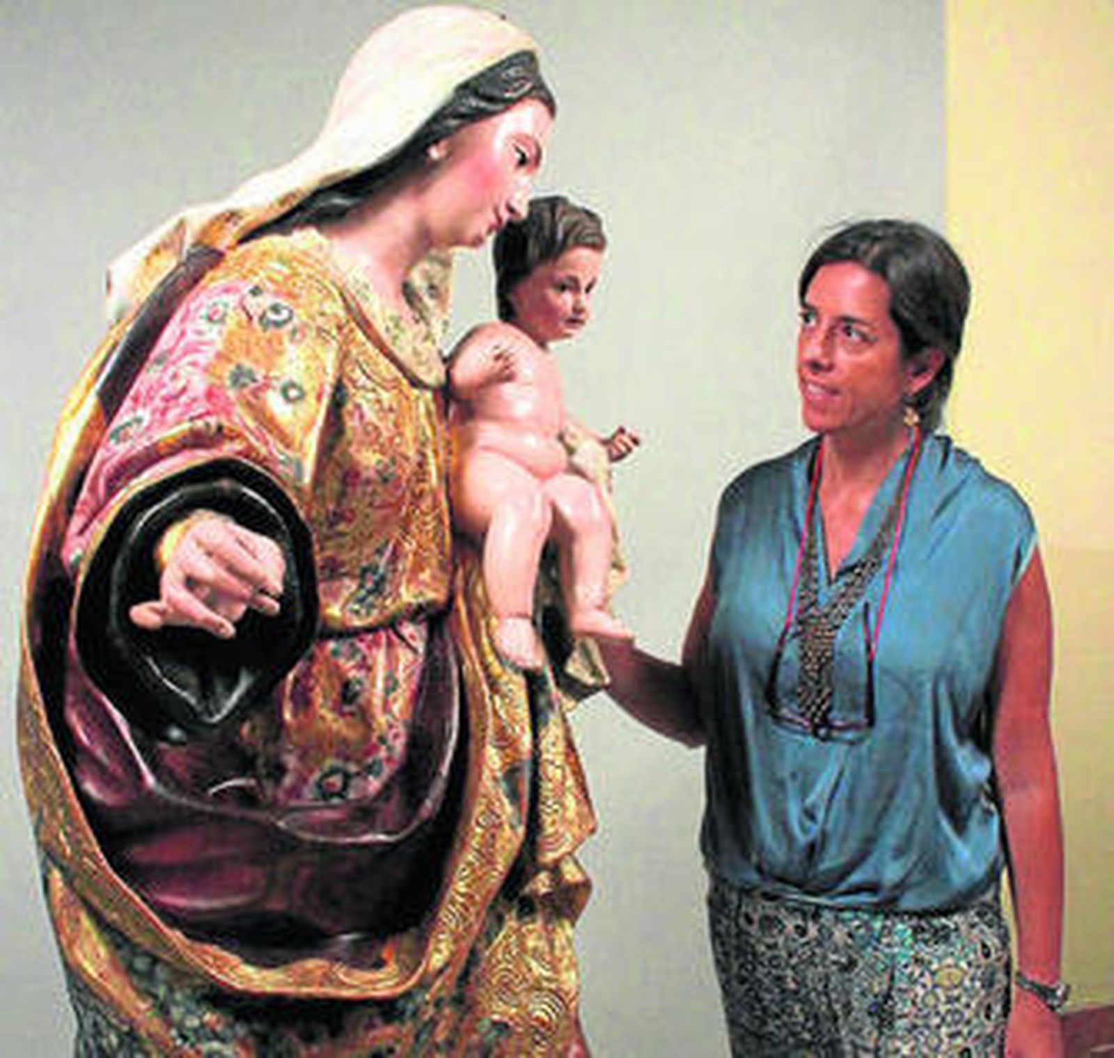 La restauradora, Marta Pertejo, junto a la escultura.