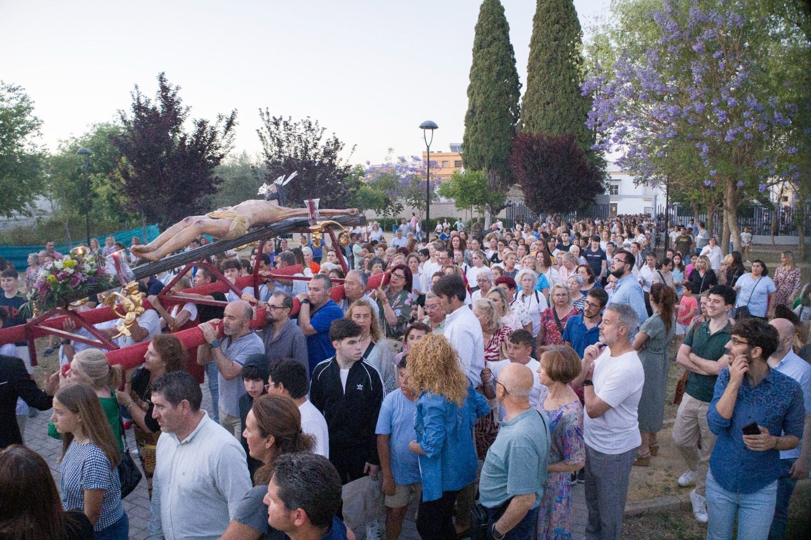 Una multitud acompaña al Cristo de la Estrella a su llegada al Parque de San Sebastián.
