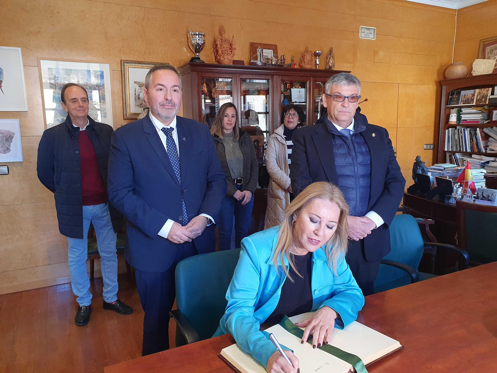 La consejera de Economía, Hacienda y Fondos Europeos, Carolina España, junto al alcalde accitano, Jesús Lorente, firmando el Libro de Honor