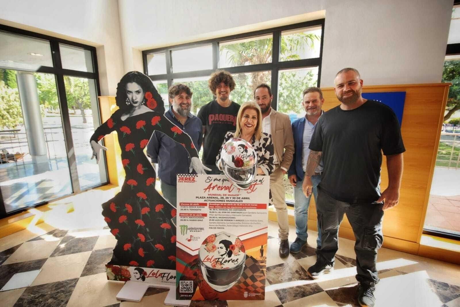 Mamen Sánchez, en la presentación del Arenal Fest junto a Luis de Perikín, ‘Edy Cooperman’ de Space Surimi, patrocinadores y ‘Borzo’ de Abocajarro.