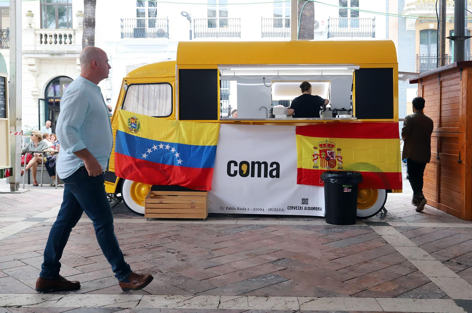 Imágenes de la apertura del Festival de Food Trucks de Binómico en la Plaza de las Monjas