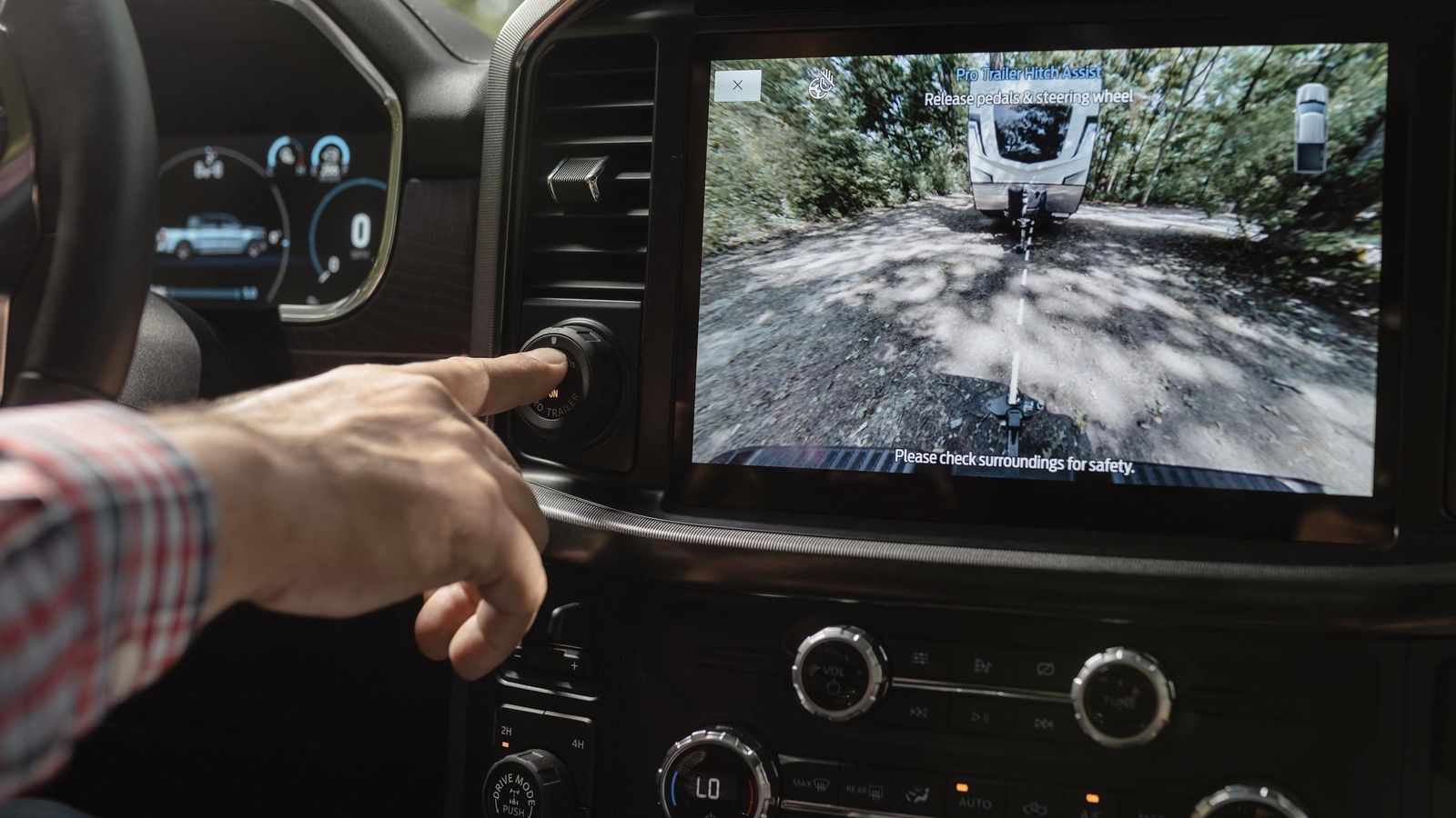 Una cámara posterior permite el enganche desde el salpicadero de remolques fácilmente.