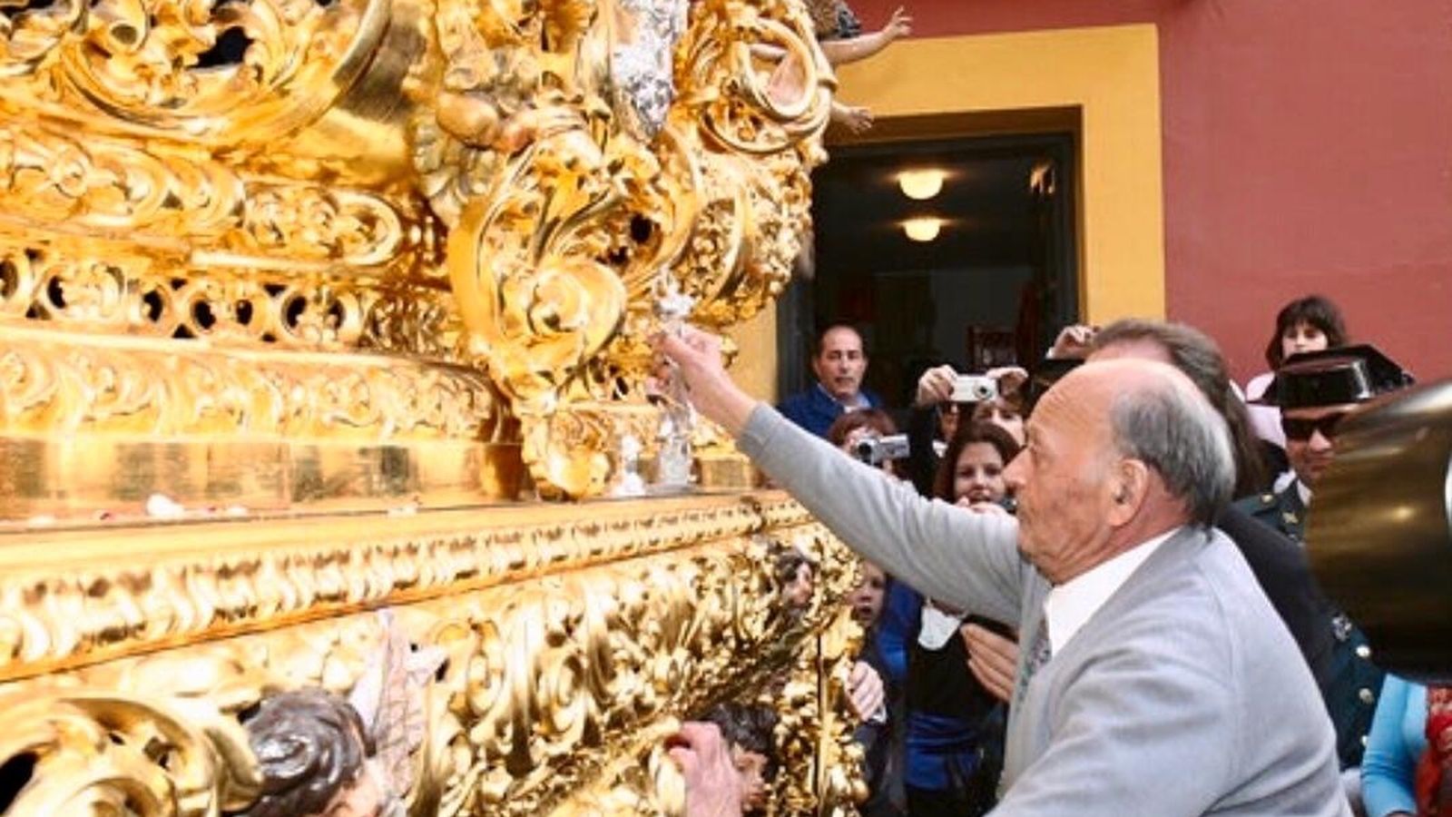 El Mudo llamando al paso del Cristo de las Tres Caídas.