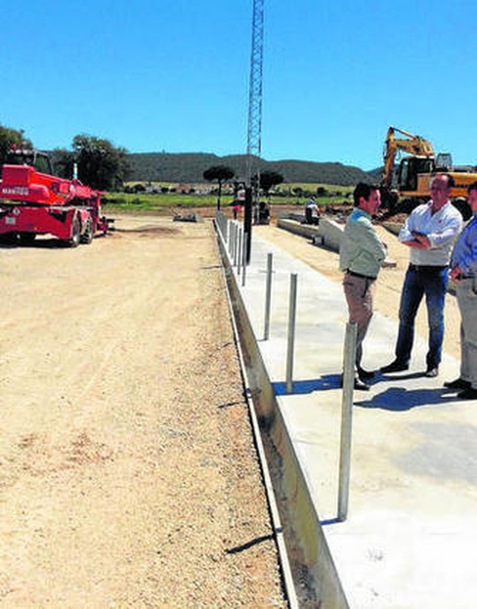 Responsables municipales revisan las obras de este campo de fútbol.
