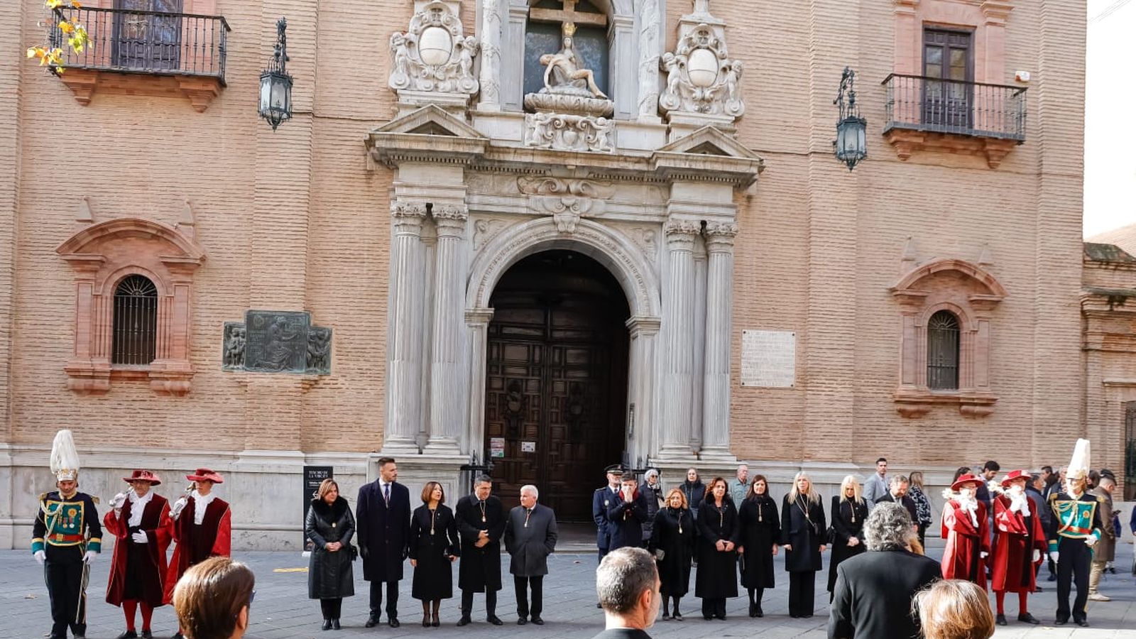 Miembros de la corporación municipal del Ayuntamiento de Granada en la puerta de la Basílica de las Angustias