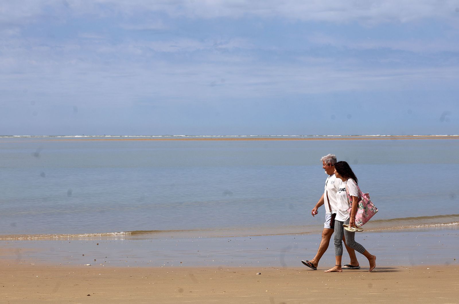 Imágenes del ambiente en la playa de El Portil durante la mañana del 1 de mayo
