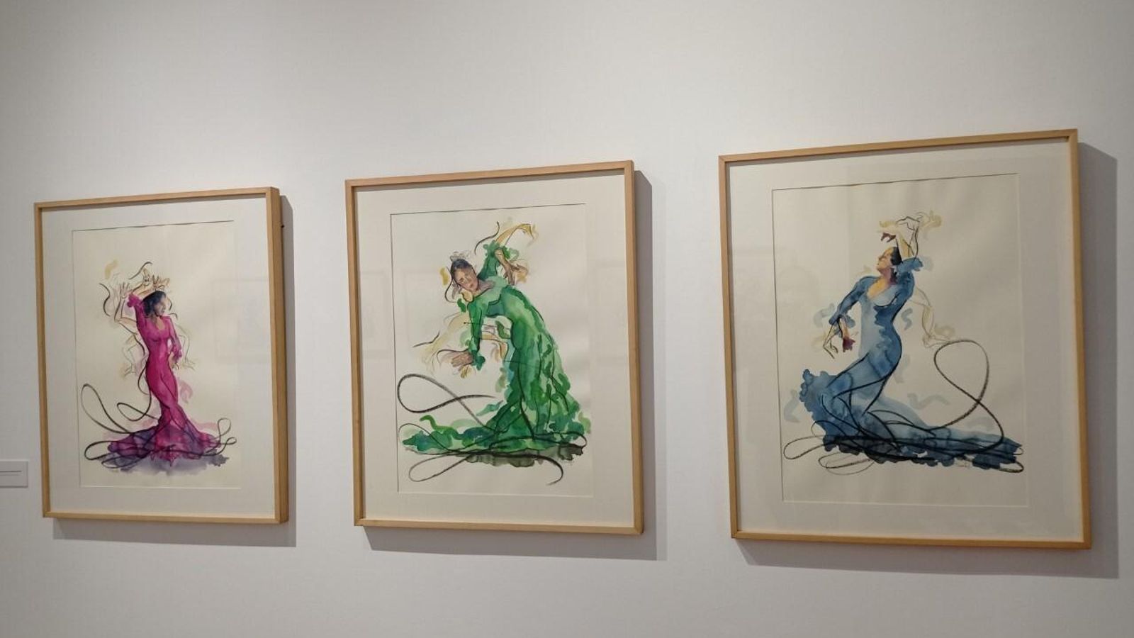 Tres de las obras del artista sevillano que pueden verse en la sede del IAF.