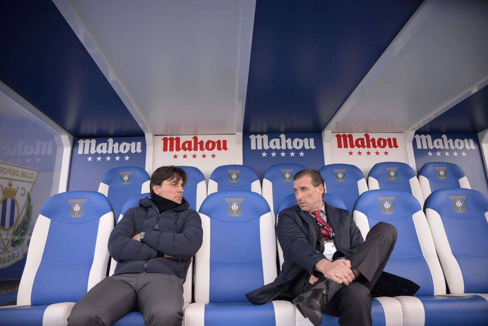 Vincenzo Montella y Óscar Arias conversan en el banquillo de visitante de Butarque antes del inicio del partido con el Leganés.