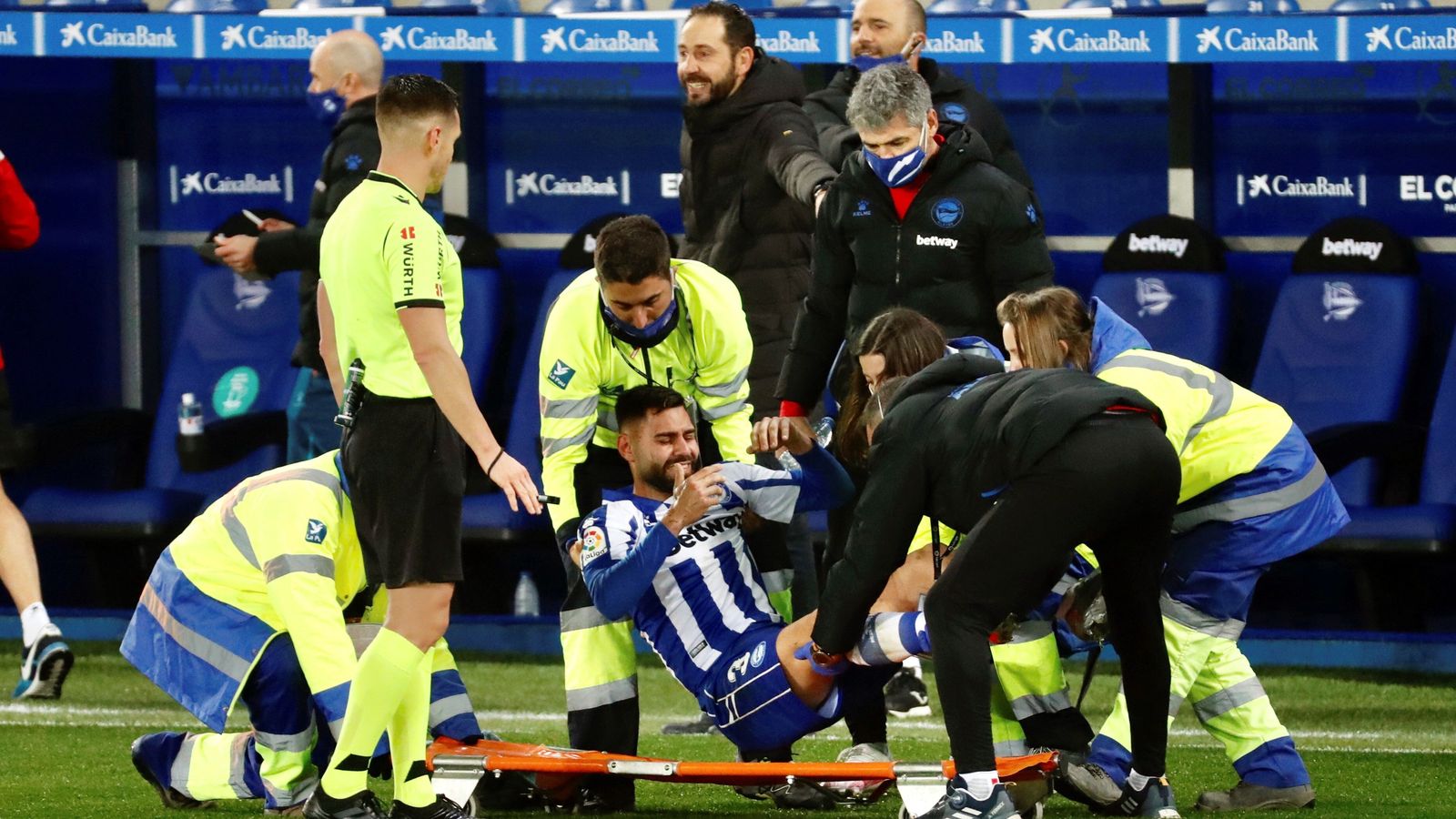 Rubén se marcha en camilla, lesionado de su rodilla.