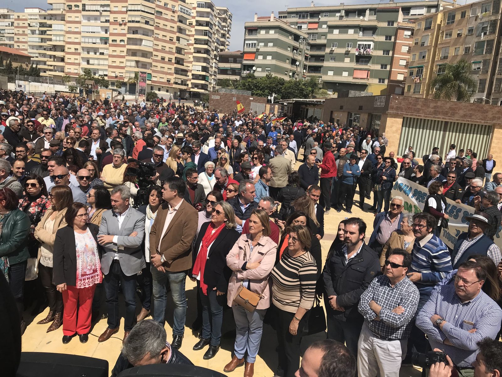Más de un millar de personas se concentraban ayer en Motril, a dónde acudieron regantes almerienses.