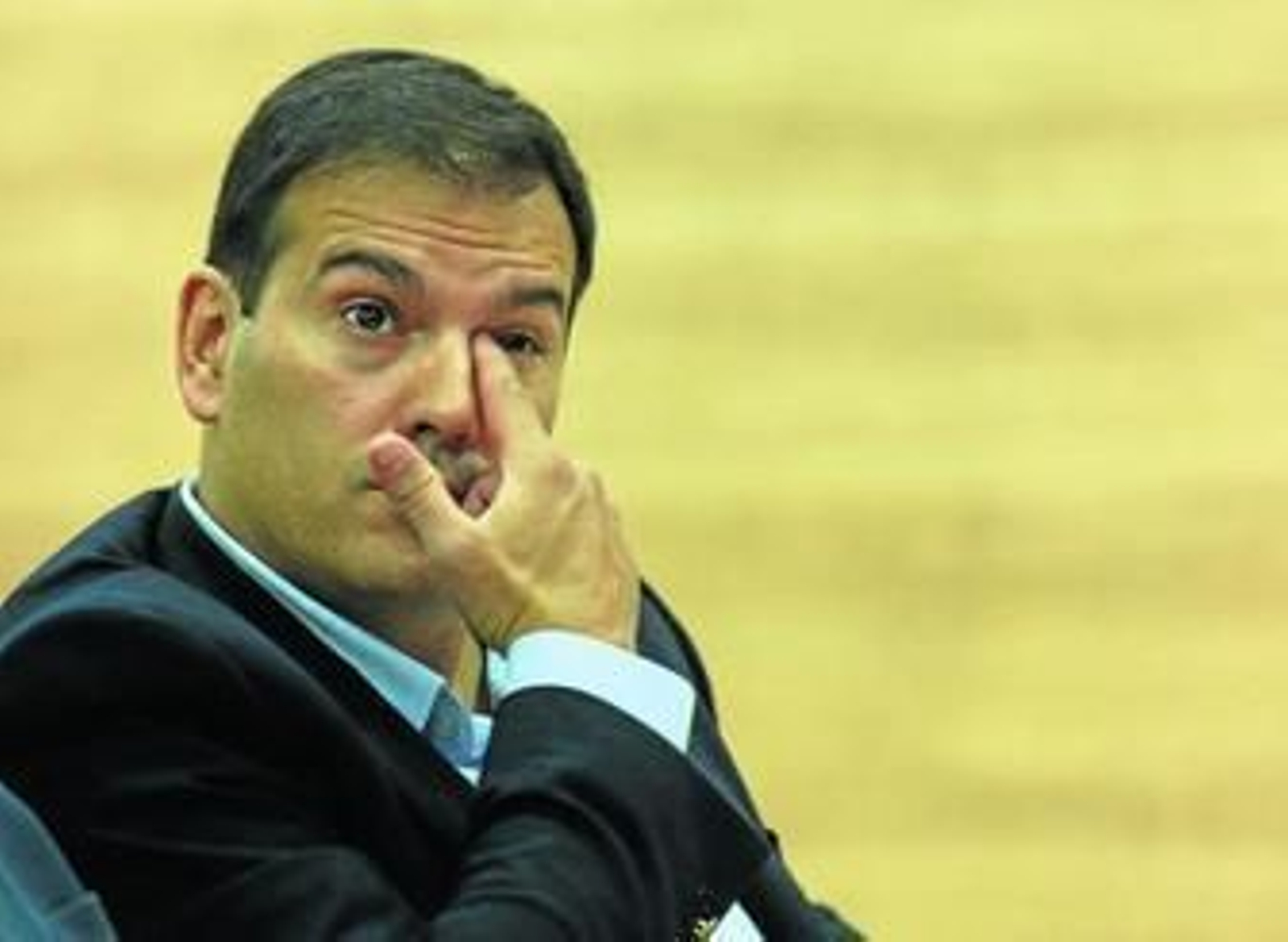 Vicente Casado atiende durante una comparecencia de prensa en La Rosaleda.