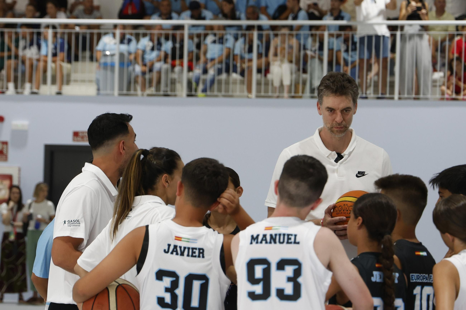 fotos de la inauguración con Pau Gasol del nuevo pabellón deportivo de Punto Ribot en La Línea
