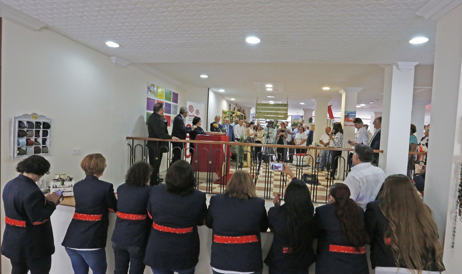 Momento de la inauguración de la tienda de Cáritas, ayer, en la calle Madre de Dios.