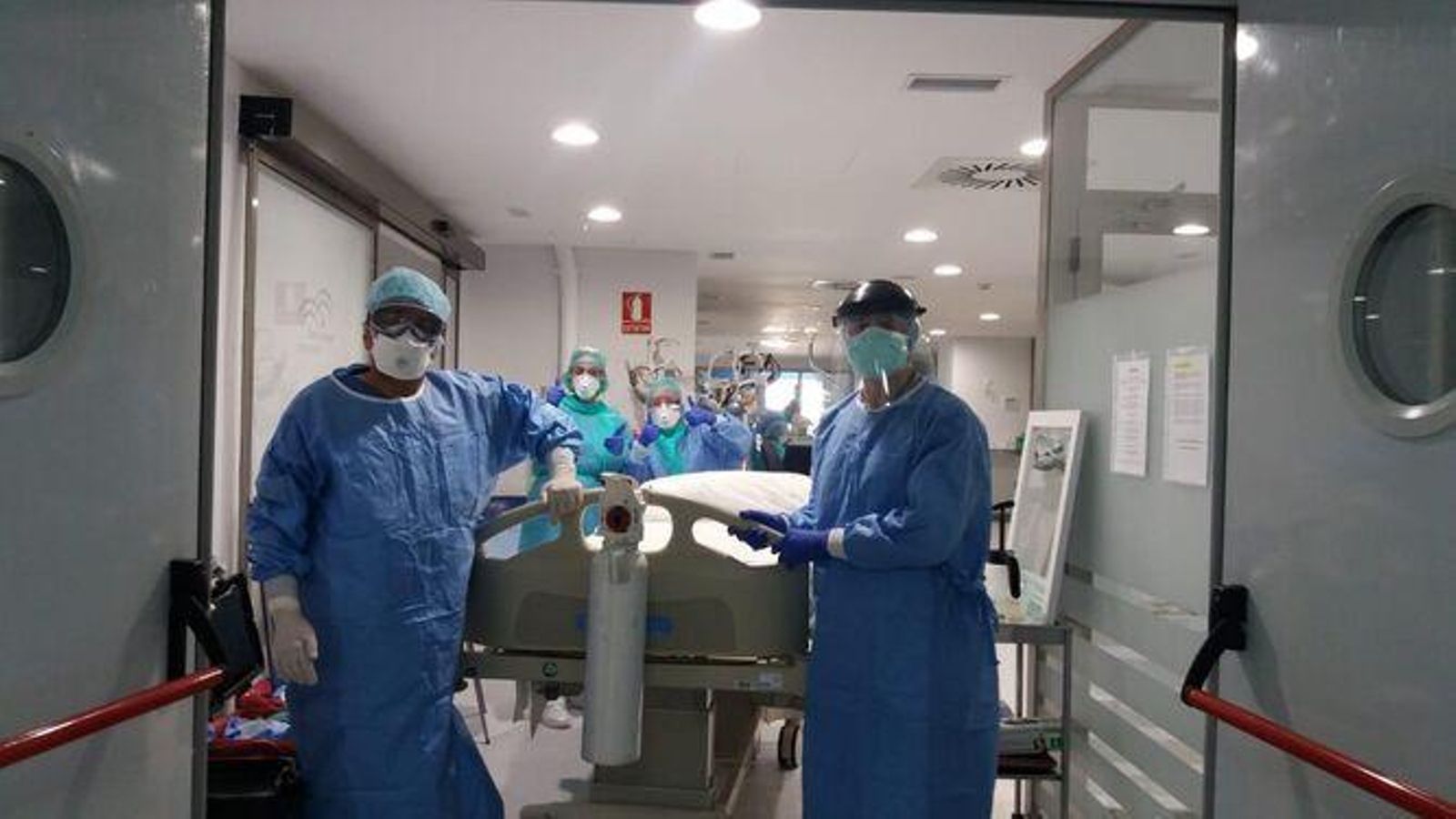 Personal de la UCI de Puerta del Mar.