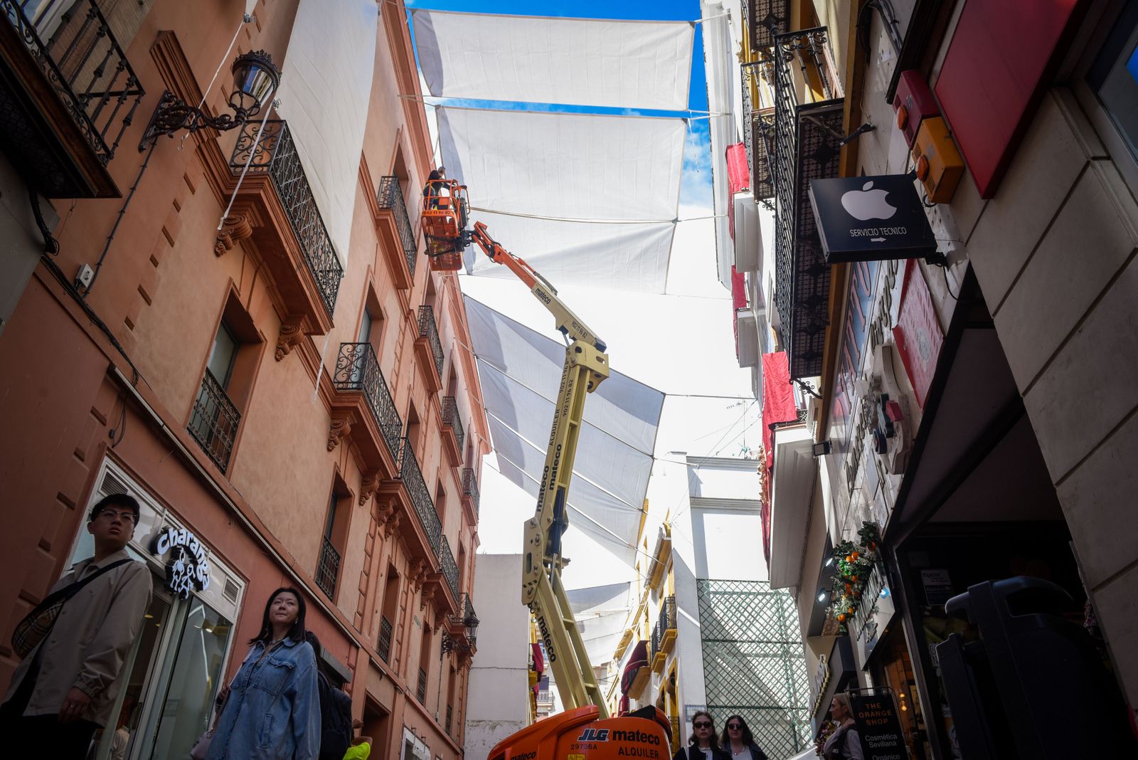 La instalación de las velas en la calle Sierpes.