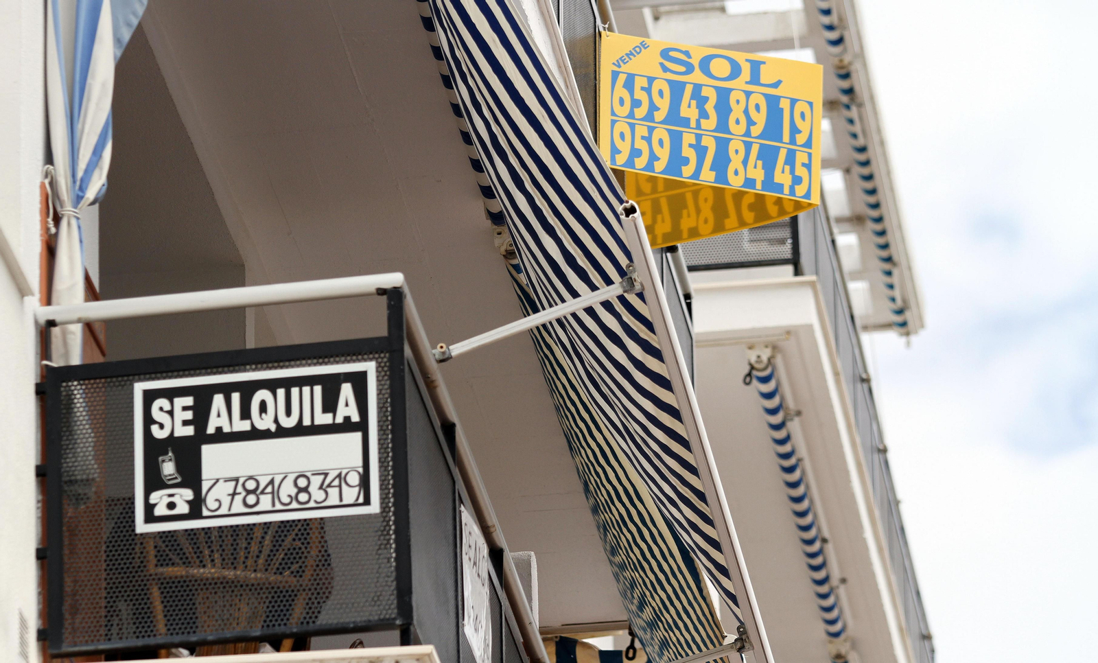 Un cartel de 'se alquila' en una vivienda, en una imagen de archivo.