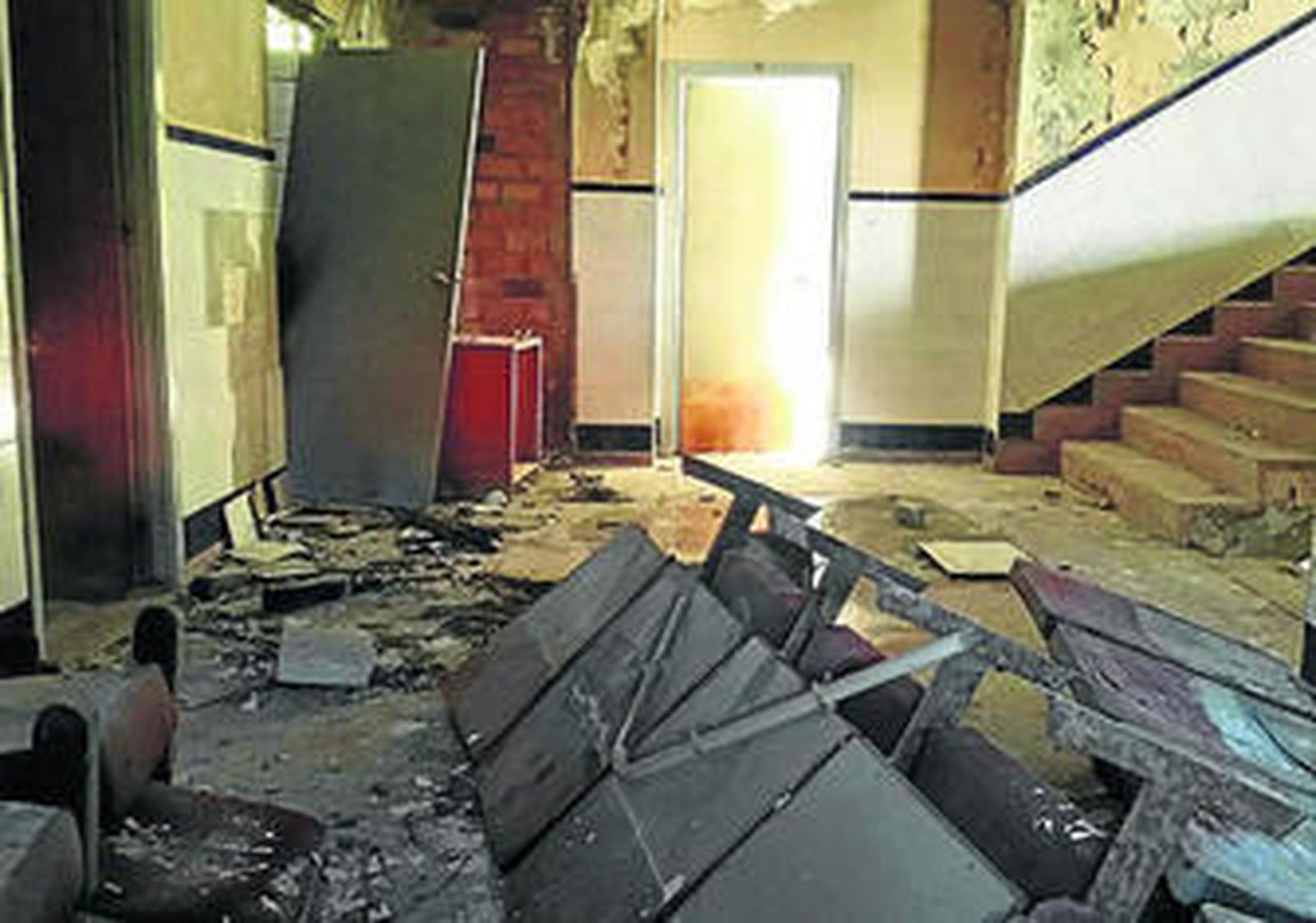 1. Un aula, llena de escombros y restos de material escolar, con una pizarra al fondo. 2. Un pasillo del antiguo colegio Almanzor, con puertas descolgadas y pupitres tiradas por los suelos. 3. Una de las grandes aulas del centro, con placas sobre el suelo abandonadas. 4. Una portería y la fachada del colegio en frente, entre restos de maleza.