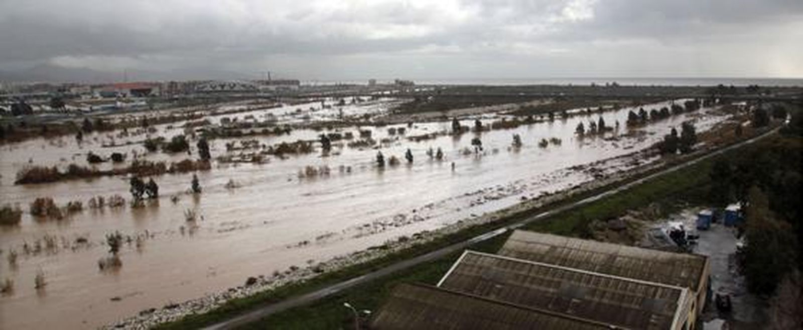 El río Guadalhorce, desbordado en Málaga.

Foto: Migue Fernández, Sergio Camacho, Agencias
