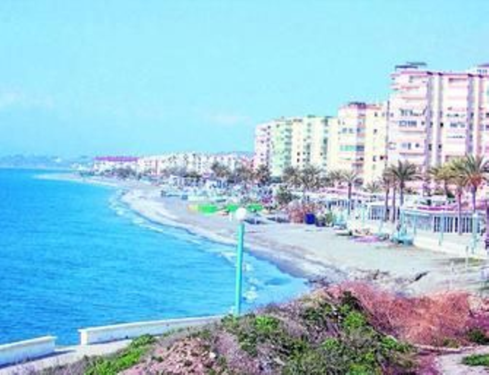 Vista general de la playa de El Morche en el municipio de Torrox.