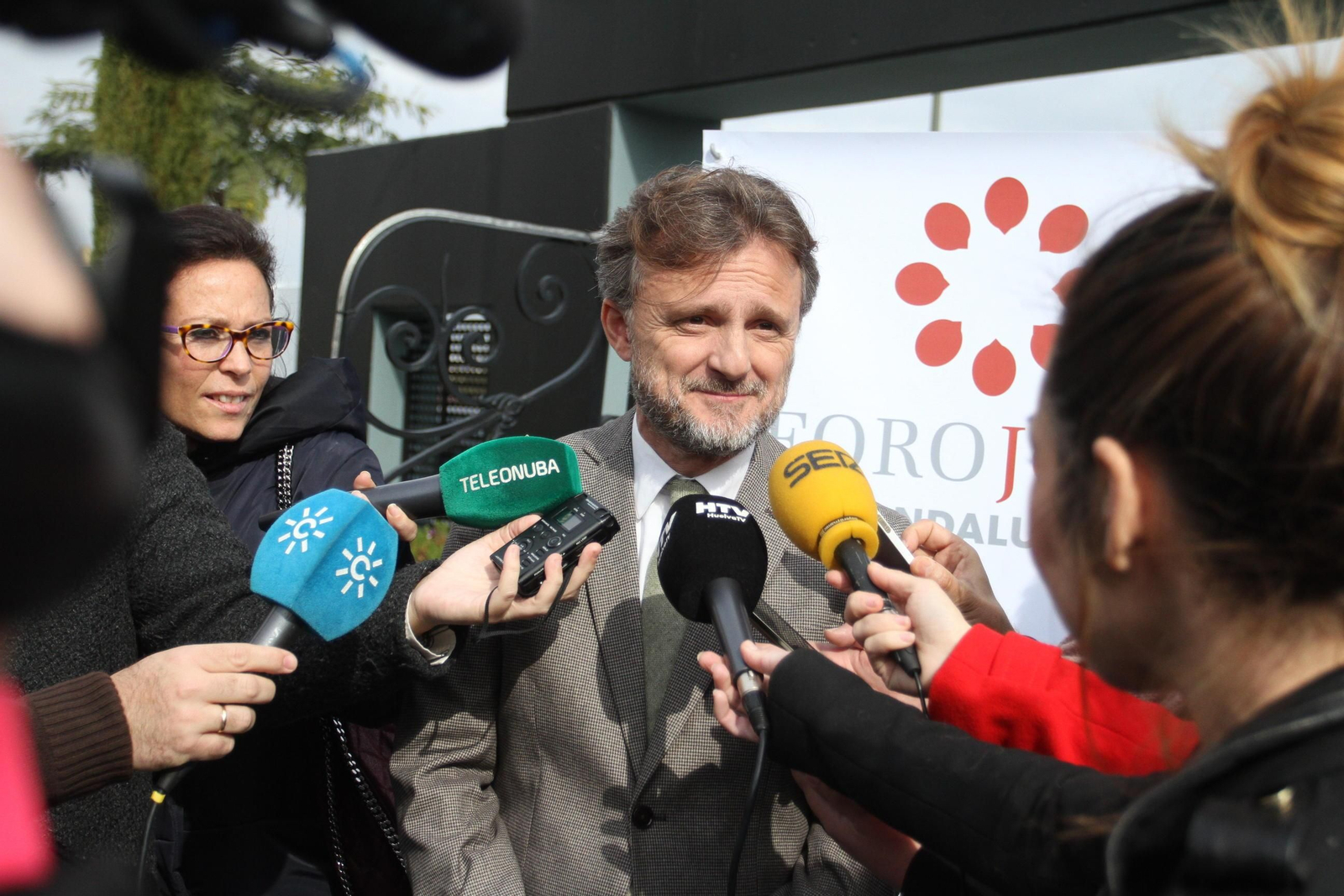 El consejero de Medio Ambiente atiende a los medios de comunicación.