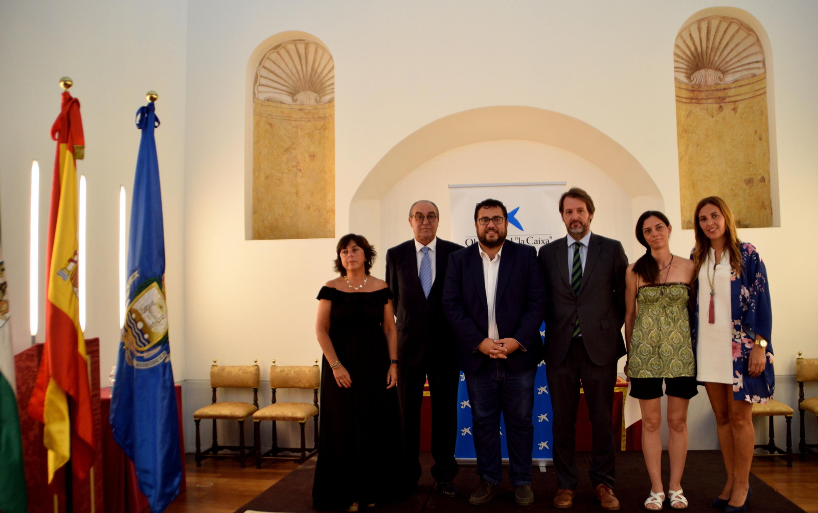 Foto de familia con los representantes de las entidades beneficiadas