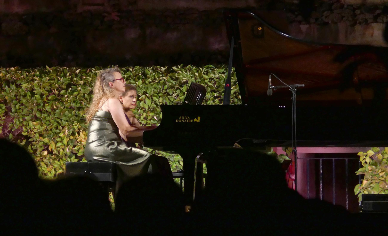Dúo Scarbó en los mismos jardines que conociera Ravel.