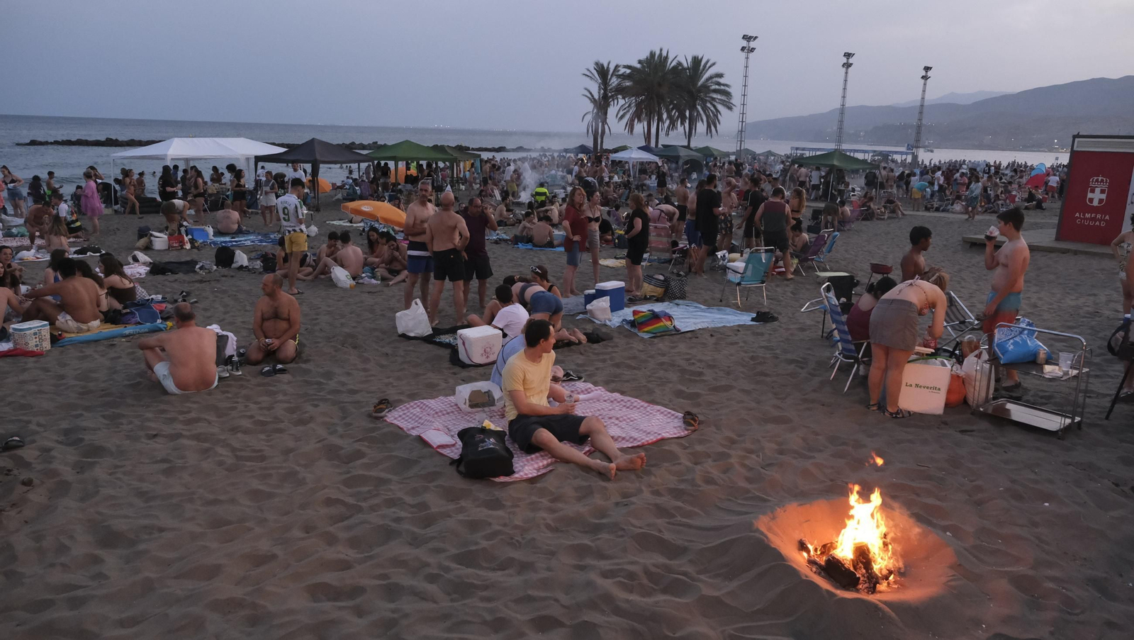 La Noche de San Juan en Almería, en imágenes