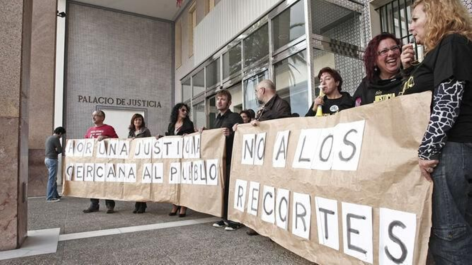 Protesta de funcionarios y jueces ante los juzgados de Algeciras.