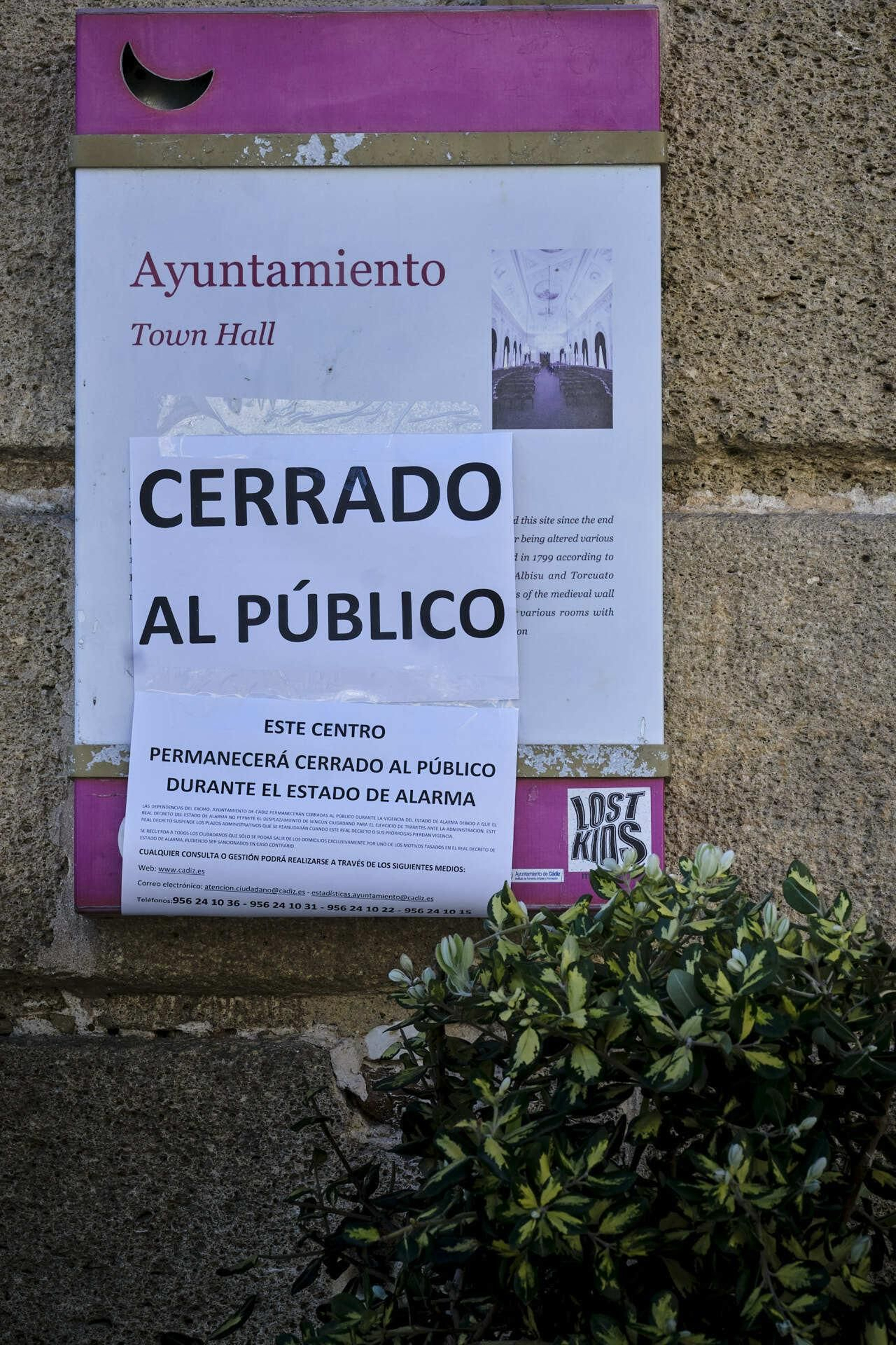 Carteles que anuncian el cierre del Ayuntamiento de Cádiz para el público en general