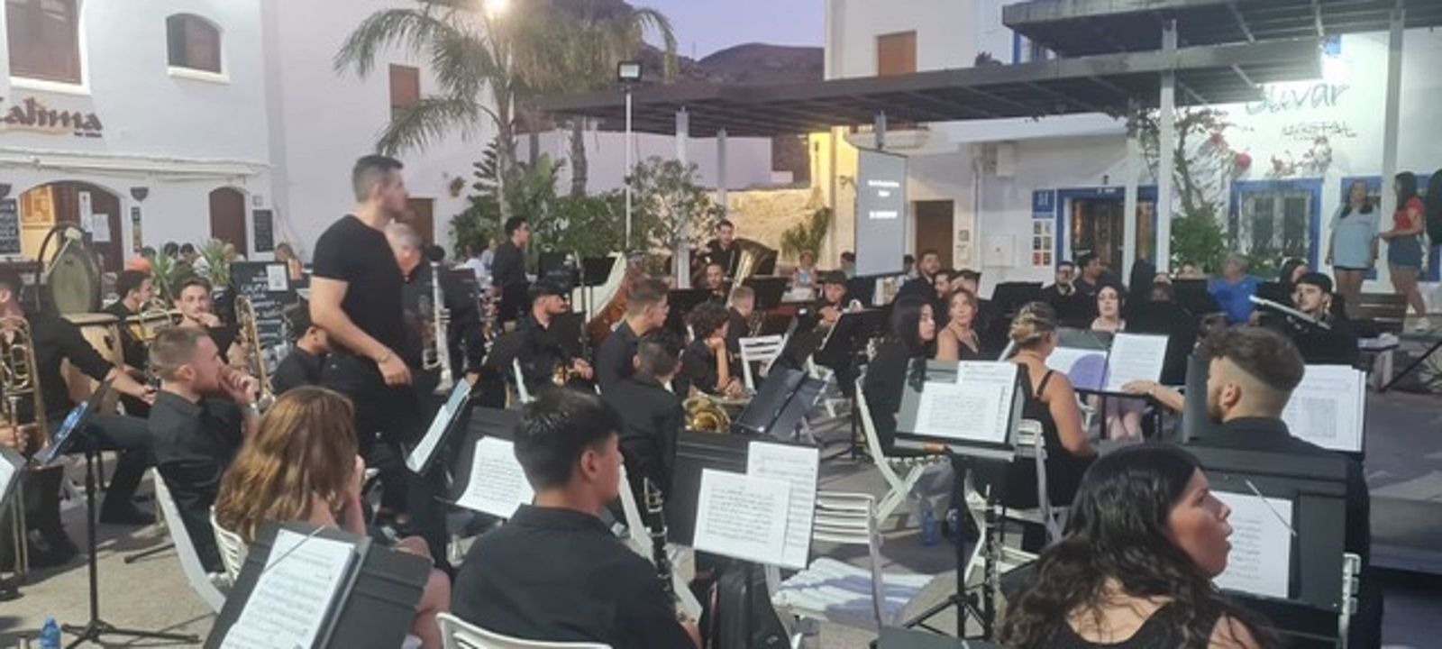 Los músicos de la Banda Municipal tocan este miércoles en la Plaza del Parterre